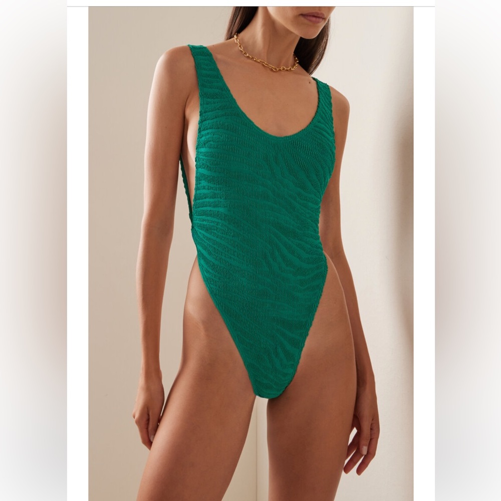 Bond-eye Ring Alicia One Piece (OS) (NWT)